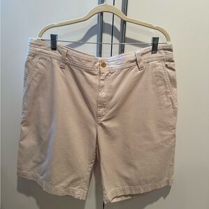 Izod Men's Cream Flat Front Shorts